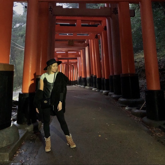 Meet Your Posher, Vici! - Picture 1 of 2